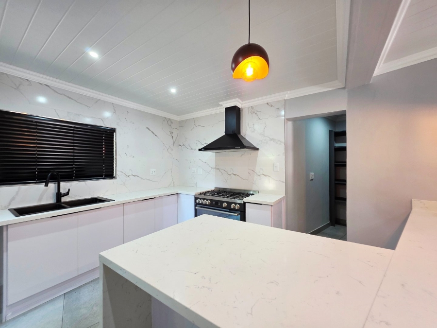 5 Bedroom Property for Sale in Langenhovenpark Free State